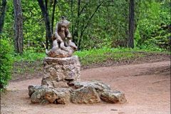 zhanrovye-skuljptury-medvezhata-v-parke-kislovodska