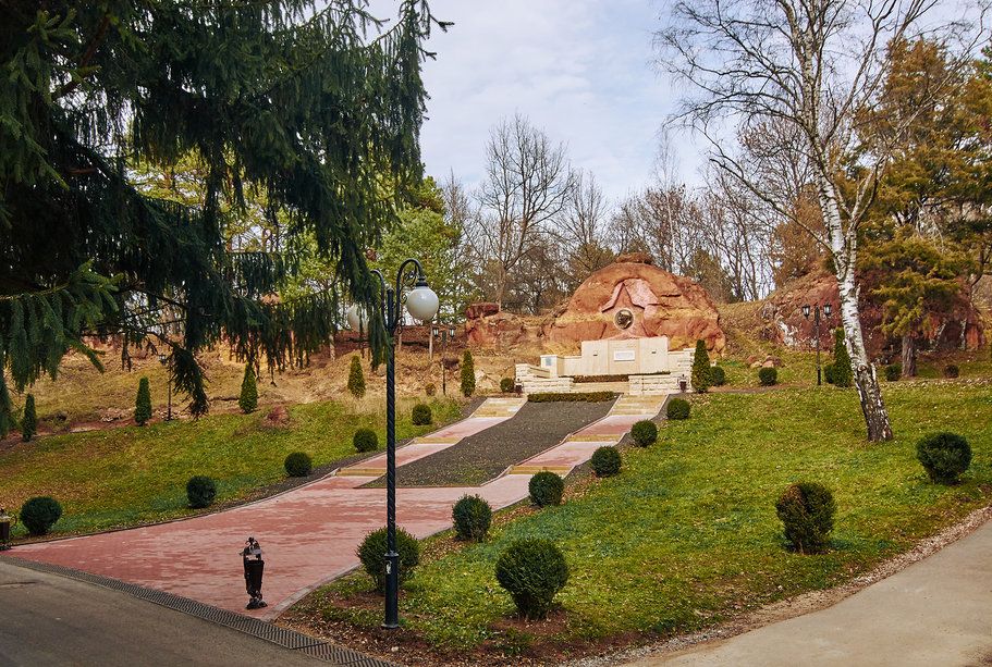 gruppa skal «krasnye kamni» v kislovodskom parke